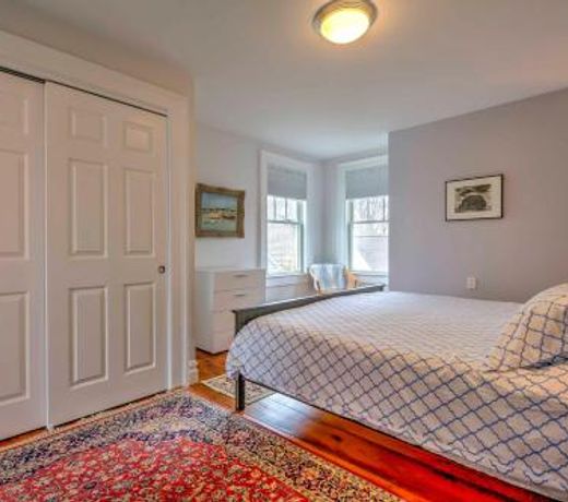Evolve 2nd-Floor Apt half Mi to Greenport Harbor!