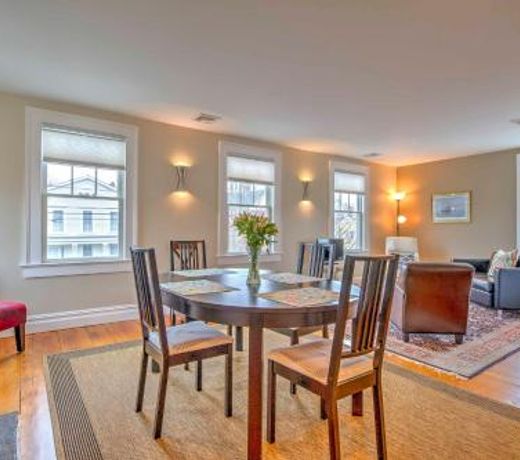 Evolve 2nd-Floor Apt half Mi to Greenport Harbor!