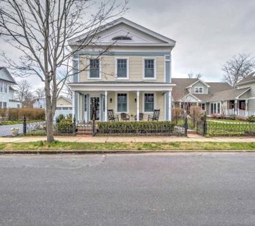 Quaint DT Greenport Apt - 2 Mi to Shelter Island!