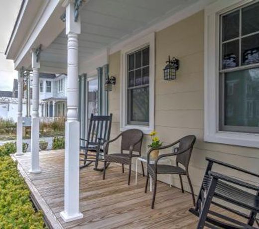 Quaint DT Greenport Apt - 2 Mi to Shelter Island!