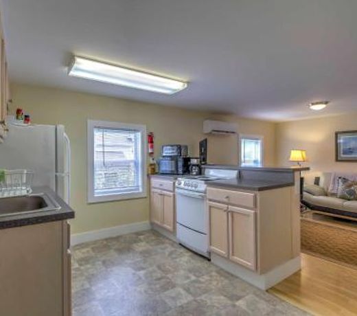 Quaint DT Greenport Apt - 2 Mi to Shelter Island!