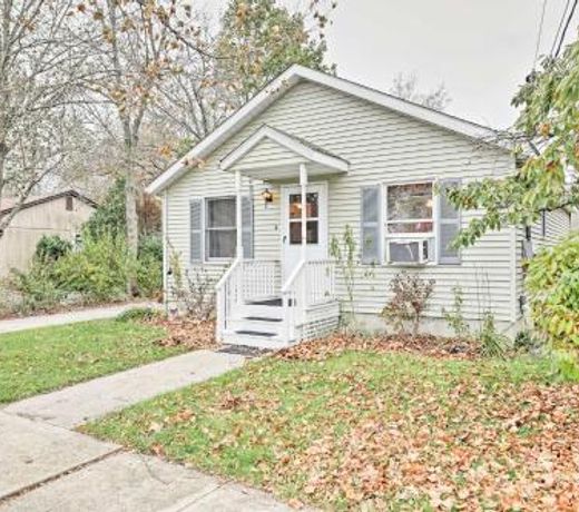 Greenport Home with Furnished Patio - Walk Downtown!