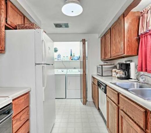 Greenport Home with Furnished Patio - Walk Downtown!