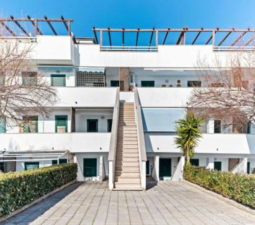 Sea-Side Apartment in Policastro Bussentino with Pool