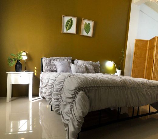 Couple Room in Lucena w/ NETFLIX & WiFI!!!