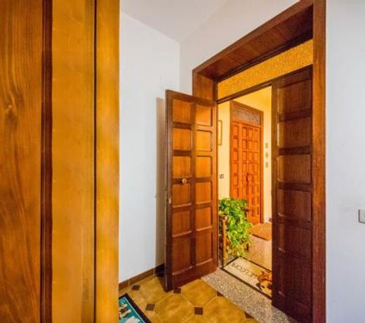Traditional Holiday Home in Barcellona Pozzo di Gotto with Balcony