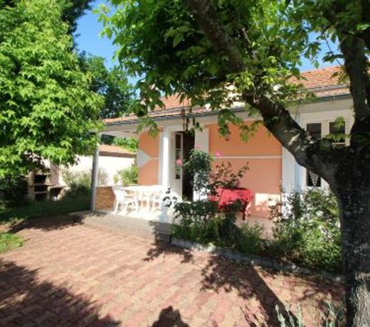 Maison 6 pers jardin cloture a 300m de la plage