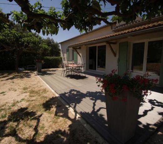 Cozy Holiday Home in Sorgues with Garden