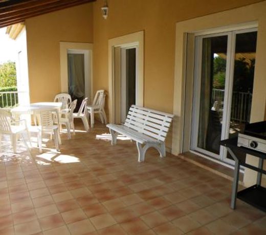 Maison tout confort avec piscine a Bedarrides