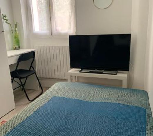 Belle petite chambre toute equipee dans une grande maison