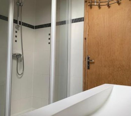 Belle petite chambre toute equipee dans une grande maison
