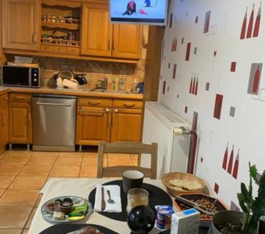 Belle petite chambre toute equipee dans une grande maison