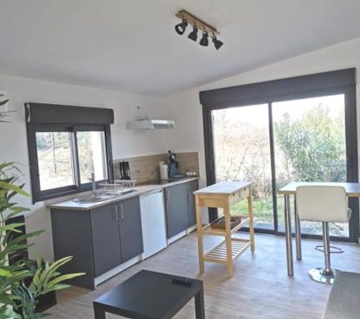 Studio independant renove en 2020, piscine, 11min Avignon