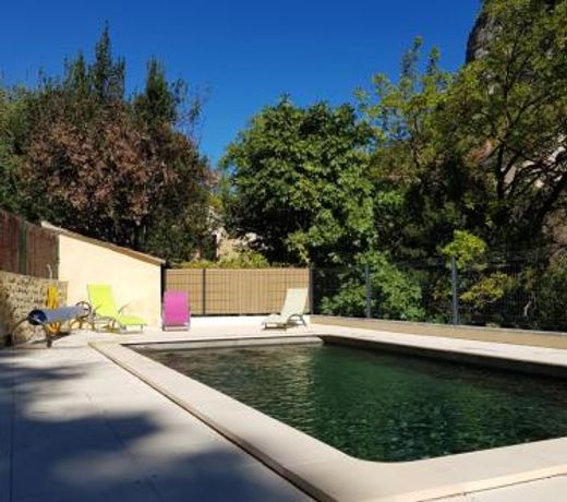 Appartement 7 places, jardin, piscine, 2eme etage