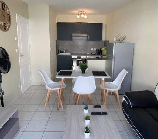 F2 renove,lumineux avec balcon,parking et piscine
