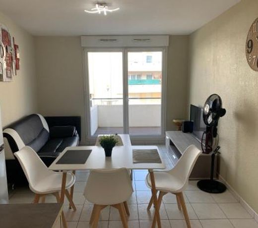 F2 renove,lumineux avec balcon,parking et piscine