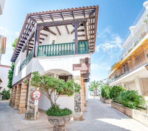 Appealing Holiday Home in Tarragona with Terrace near Sea