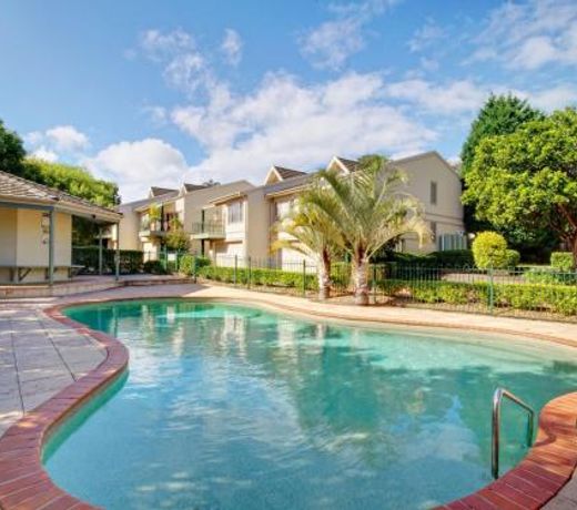 Spacious House with Balcony & Pool, Walks to Beach