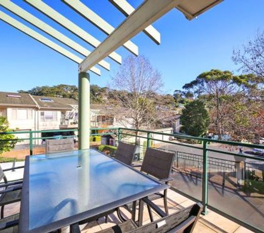 Spacious House with Balcony & Pool, Walks to Beach