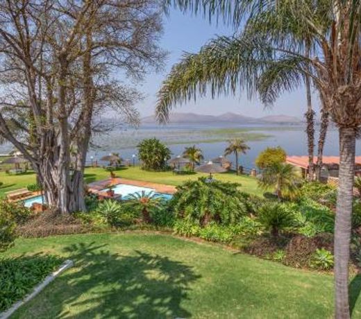 Hartbeespoort Vacation Home or Dam House On The Way to The Lost City