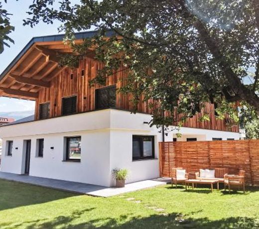 Apart Pair im Dorf