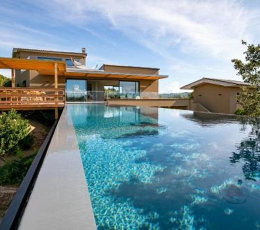 Villa de luxe surplombant la mer, piscine suspendue