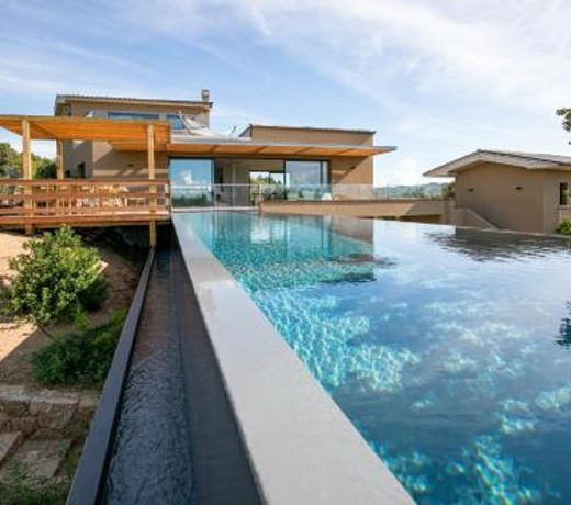 Villa de luxe surplombant la mer, piscine suspendue