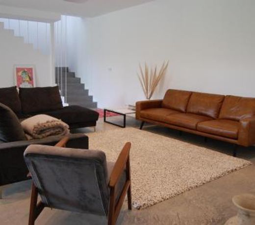 Casa moderna con piscina y vistas al bosque.