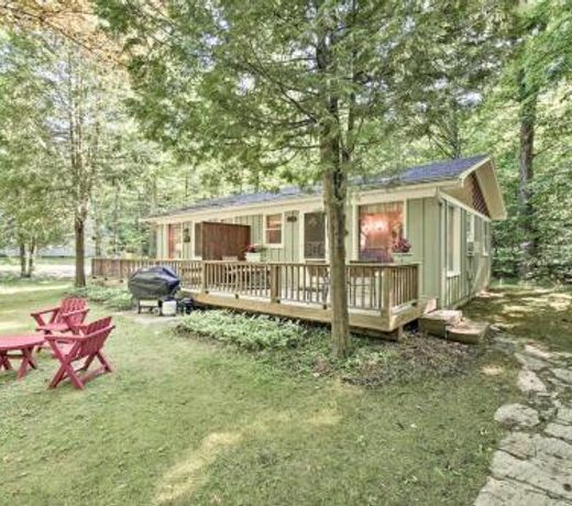 Pine Cottage Duplex with Deck - Walk to State Park