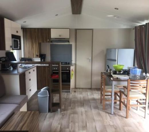 Mobilhome dans un village 4*