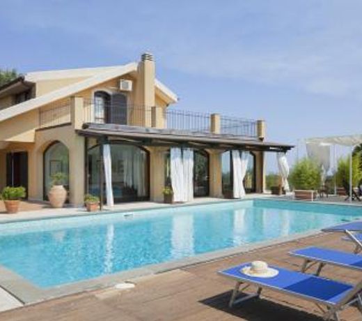 Sant'Agata Li Battiati Villa Sleeps 6 with Pool Air Con and WiFi
