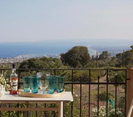 Sant'Agata Li Battiati Villa Sleeps 6 with Pool Air Con and WiFi