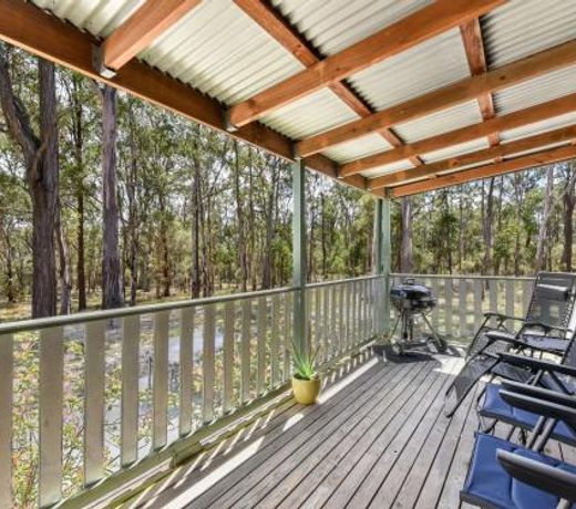 Kangaroo Cottage - cute Accom in bushland setting