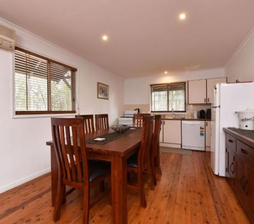Kangaroo Cottage - cute Accom in bushland setting