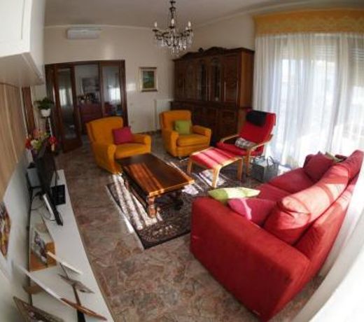 Appartamento con ingresso, giardino e parcheggio