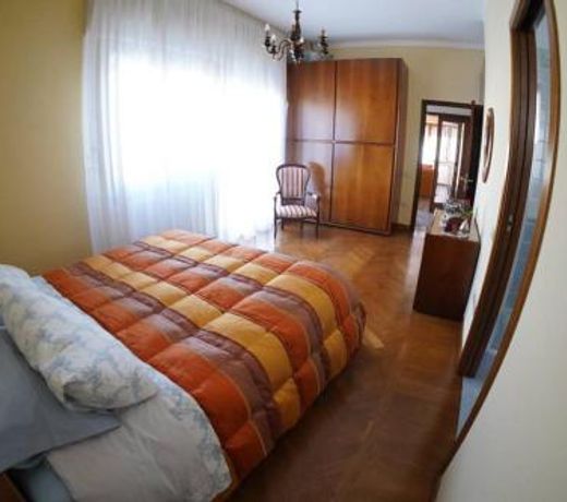 Appartamento con ingresso, giardino e parcheggio