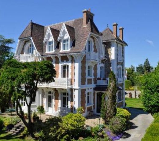 Villa de caractere 8 a 16p, 350 m2 - 15 mn Paris, 10 mn Versailles