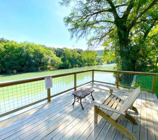 Riverfront Farm House - Guadalupe River - Newly Renovated - River Amenity Included