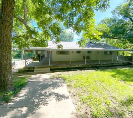 Riverfront Farm House - Guadalupe River - Newly Renovated - River Amenity Included