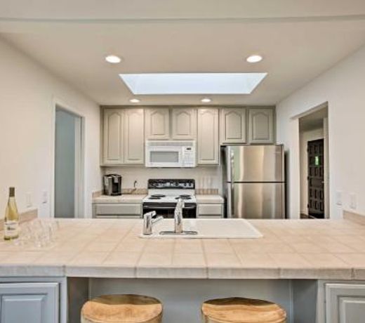Modern Home 3 Miles to Woodinville Wine Country!