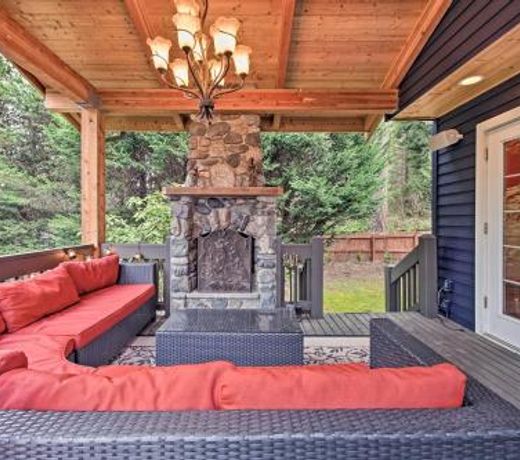 Beautiful Wine Country Home with Hot Tub and Lake View