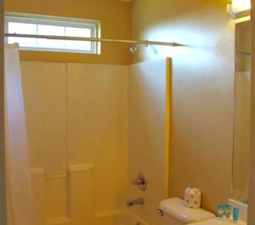 20 minutes to Downtown Nashville w/ Fenced in Yard