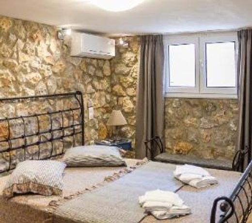 Spacious home with garden in Marathonas