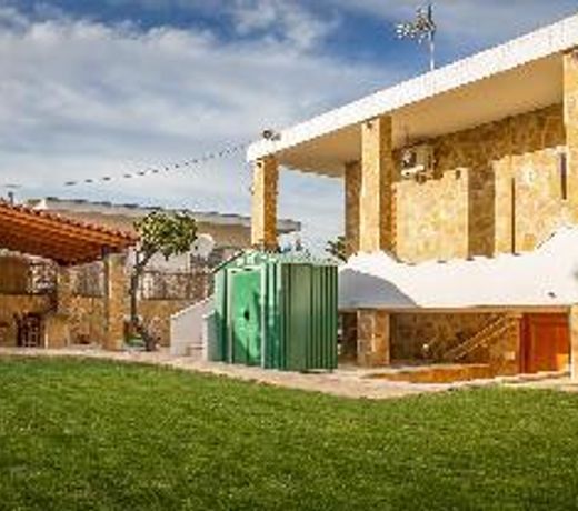 Spacious home with garden in Marathonas
