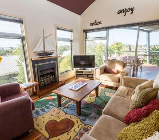 Aqua Vista - a stroll to Paynesville forshore