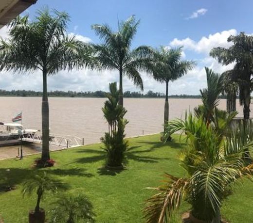 Direct Aan De Suriname Rivier