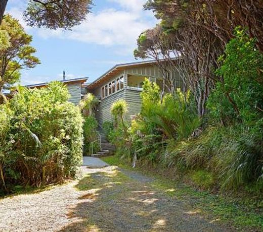 Sea of Green Lookout - Piha Holiday Home