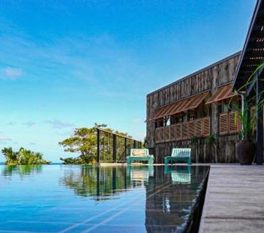 Villa d'architecte au Francois avec piscine a debordement de 16m