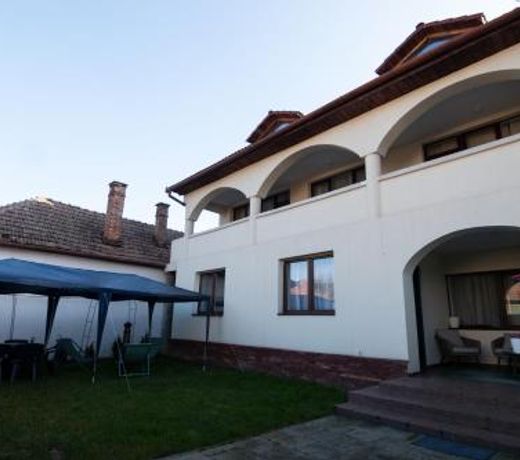 Leisure and Business Crib