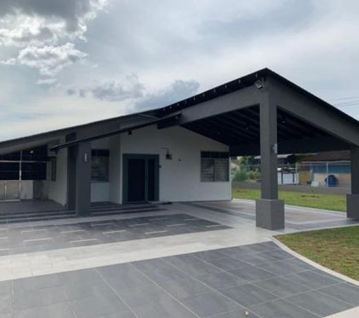 Traditional Villa with Modern Design 3R2B